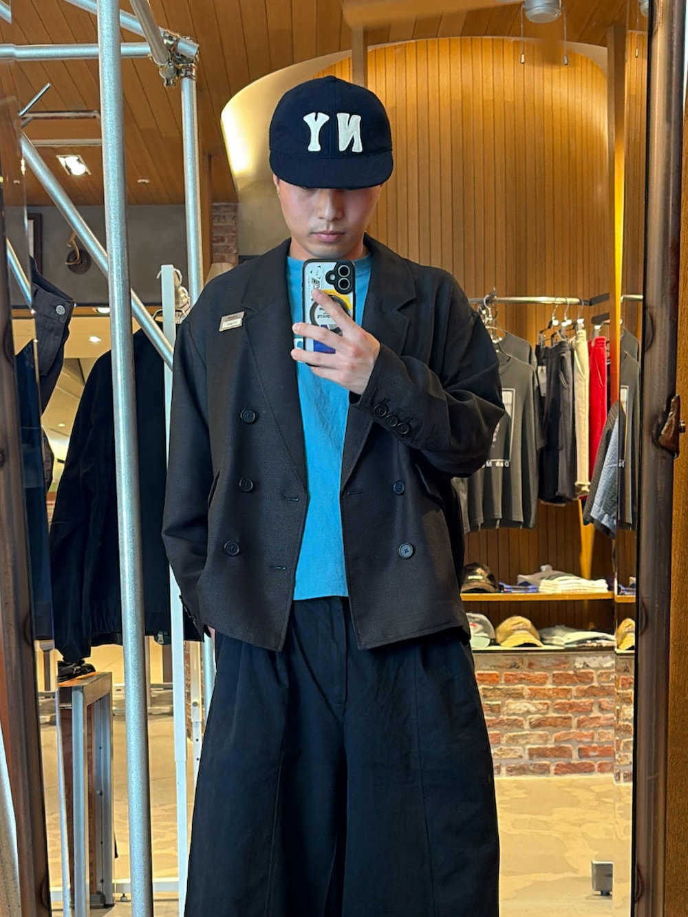 ブラック系のパンツ、ブラック系のローファー、ブルー系のTシャツ/カットソーを着用したメンズの夏コーディネートの2枚目の写真