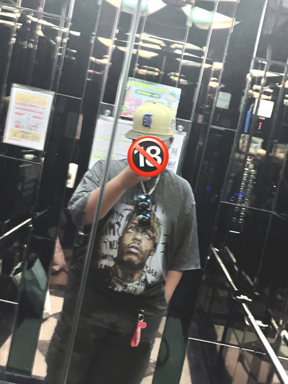 ブラック系のTシャツ/カットソー、ブラック系のデニムパンツ、ホワイト系のスニーカーを着用したメンズの夏コーディネートの2枚目の写真