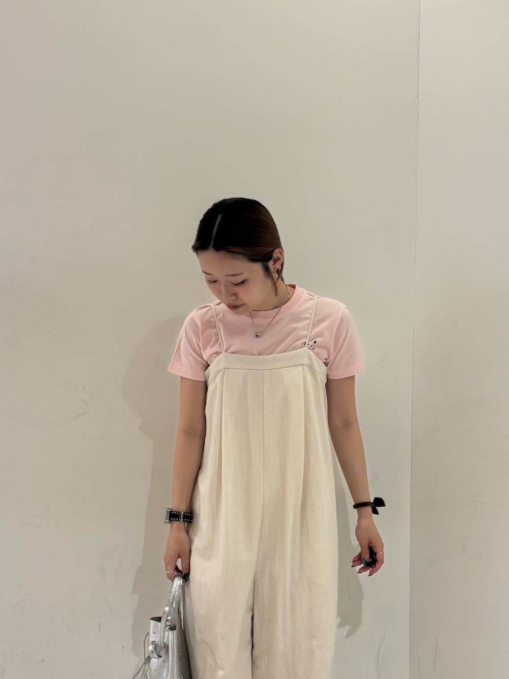 ピンク系のTシャツ/カットソー、ホワイト系のその他パンツ、シルバー系のトートバッグを着用したレディースの夏コーディネートの2枚目の写真