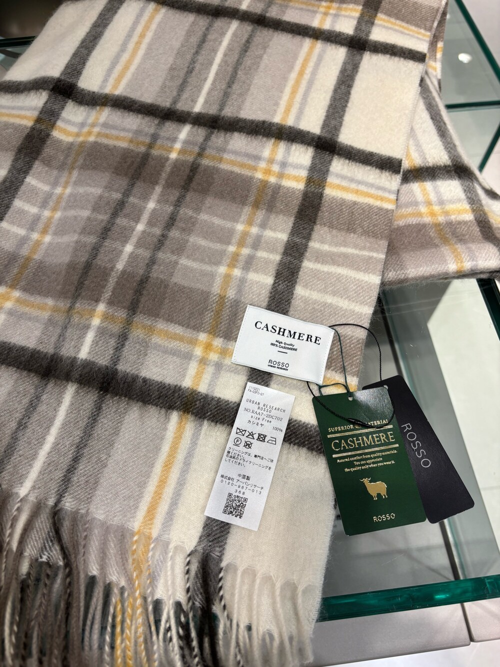 ホワイト系のダウンジャケット/コート、ホワイト系のカーディガン/ボレロ、ホワイト系のスカートを着用したレディースの秋コーディネートの2枚目の写真