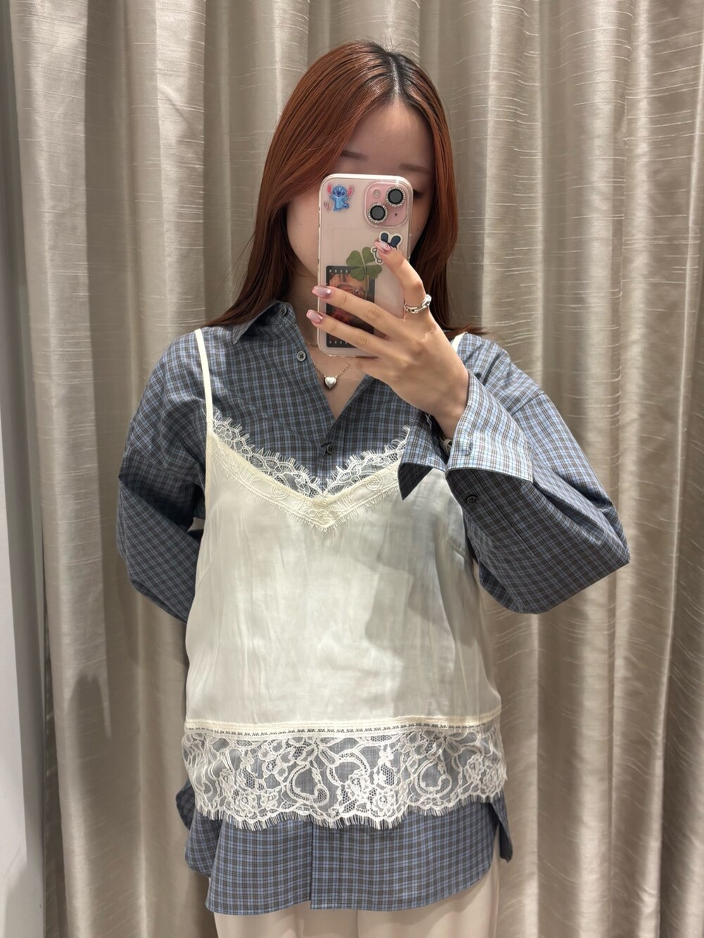 ホワイト系のその他パンツ、ホワイト系のキャミソール、ブラック系のボストンバッグを着用したレディースの冬コーディネートの4枚目の写真