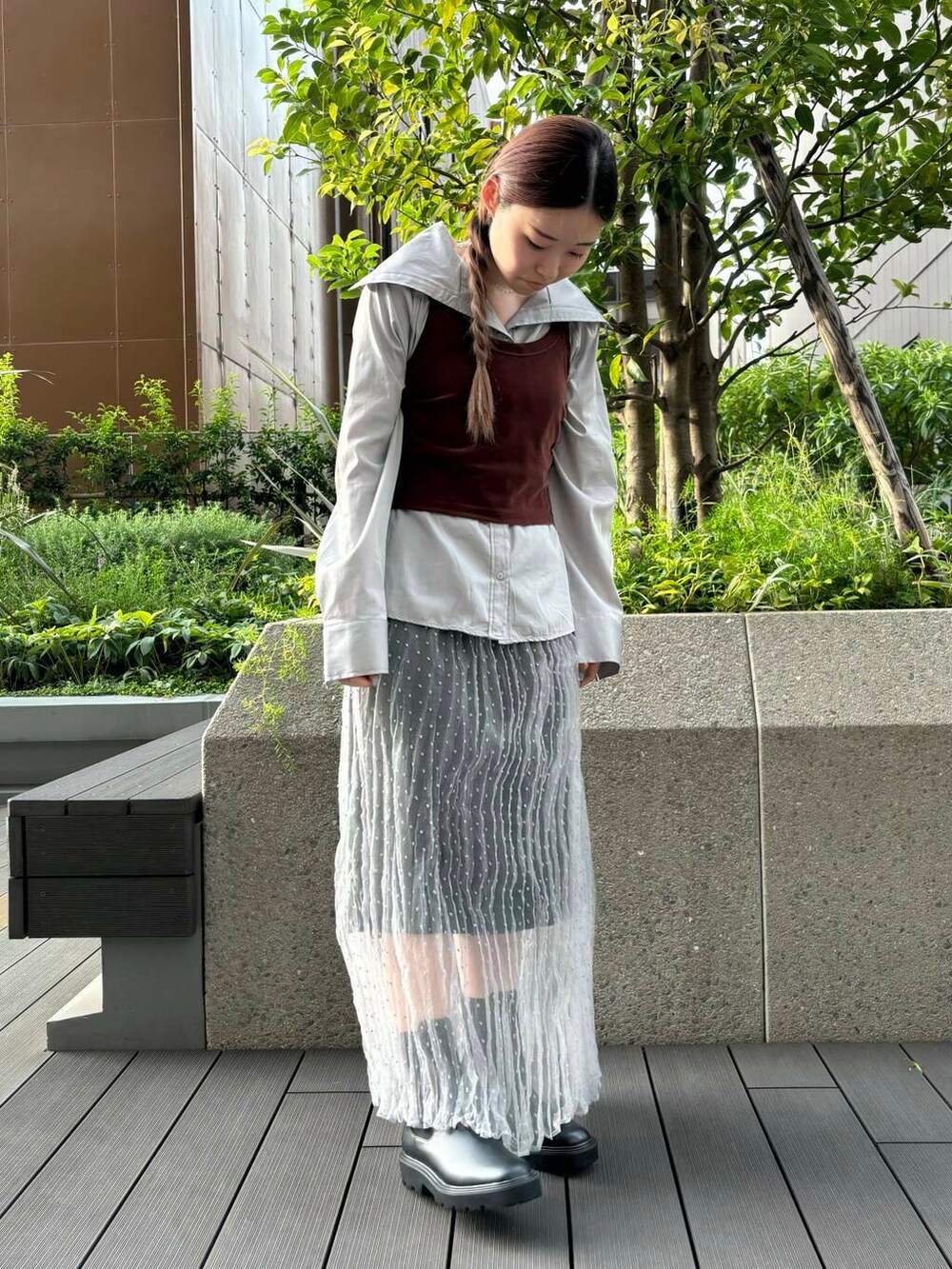 グレー系のスカート、グレー系のその他パンツ、グレー系のTシャツ/カットソーを着用したレディースの秋コーディネートの2枚目の写真