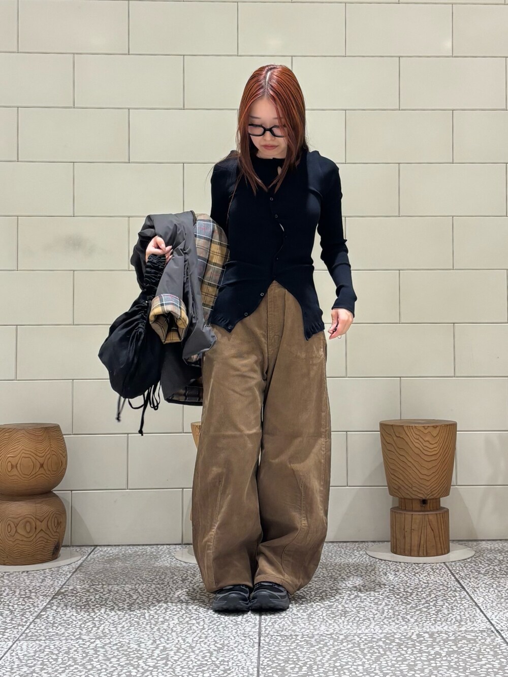 ブラック系のTシャツ/カットソー、グリーン系のその他パンツ、ブラック系のショルダーバッグを着用したレディースの秋コーディネートの2枚目の写真