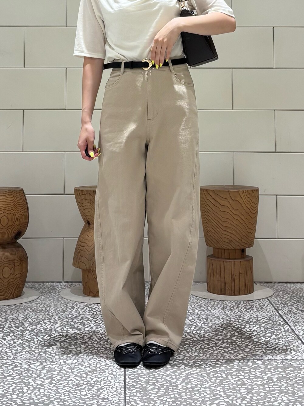 ホワイト系のTシャツ/カットソー、ベージュ系のその他パンツ、ブラウン系のショルダーバッグを着用したレディースの夏コーディネートの4枚目の写真