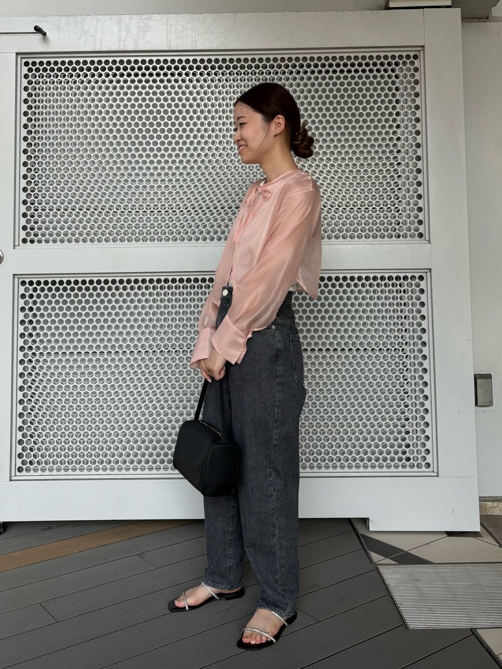 「即着デニムコーデ、私の推し新作アイテム、newarrival、旅行コーデ、デートコーデ、外遊びコーデ」｜「URBAN RESEARCHの『MADE IN JAPAN』アメリカンスリーブタンクトップ（タンクトップ、ホワイト系）」を使った、COCOAさん（レディース・155cm）の夏コーディネートの2枚目の写真