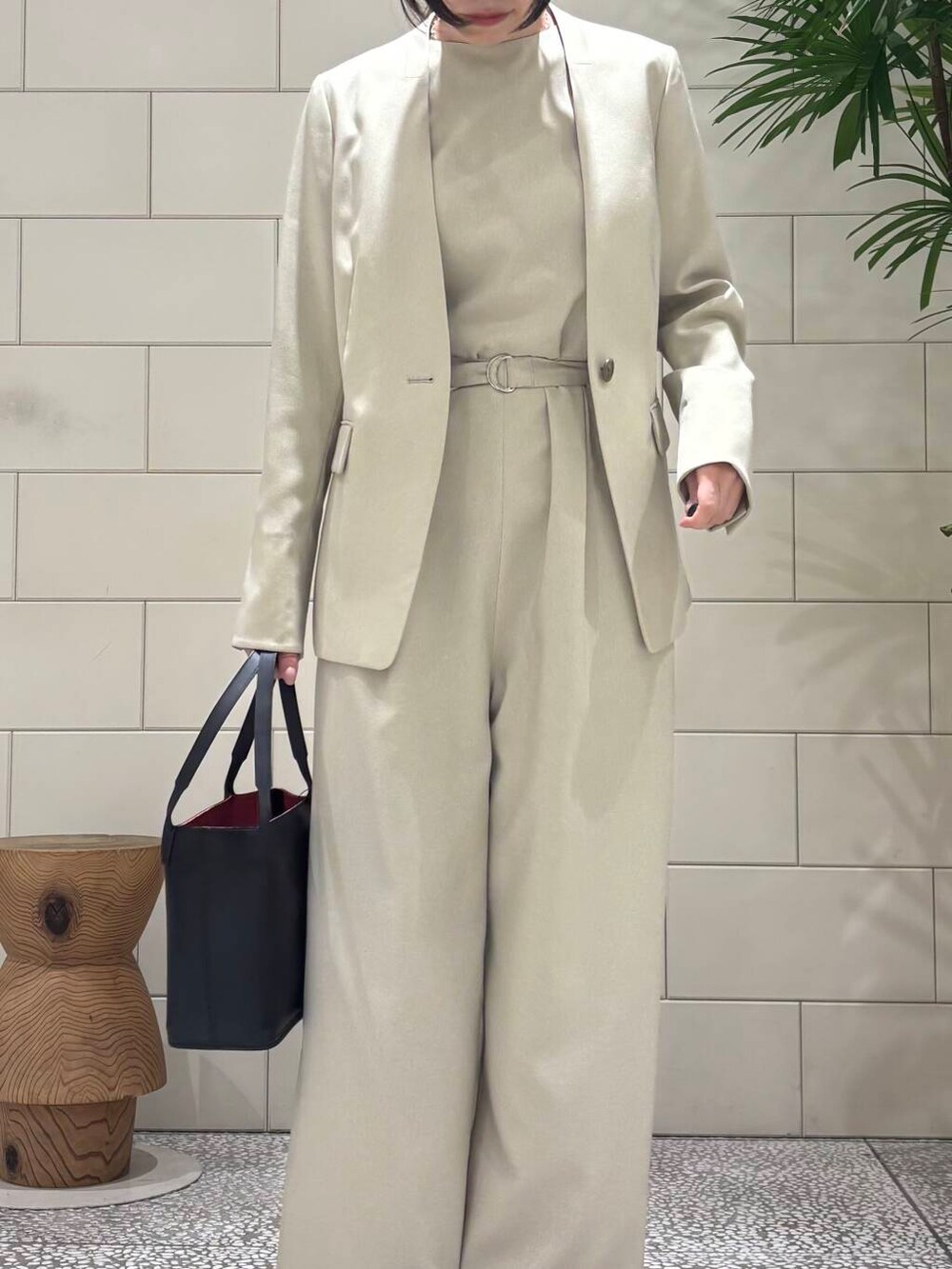 ベージュ系のサロペット/オーバーオール、ベージュ系のノーカラージャケット、ブラック系のハンドバッグを着用したレディースの冬コーディネートの4枚目の写真