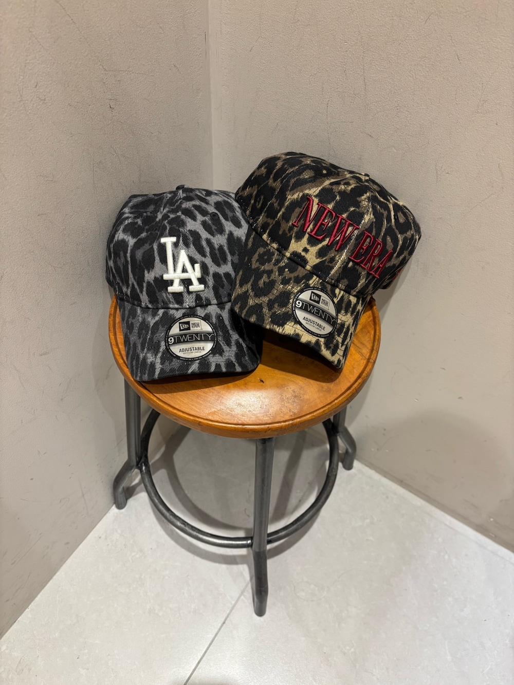 ブラック系のトートバッグ、ホワイト系のTシャツ/カットソー、ホワイト系のスニーカーを着用したレディースの春コーディネートの7枚目の写真