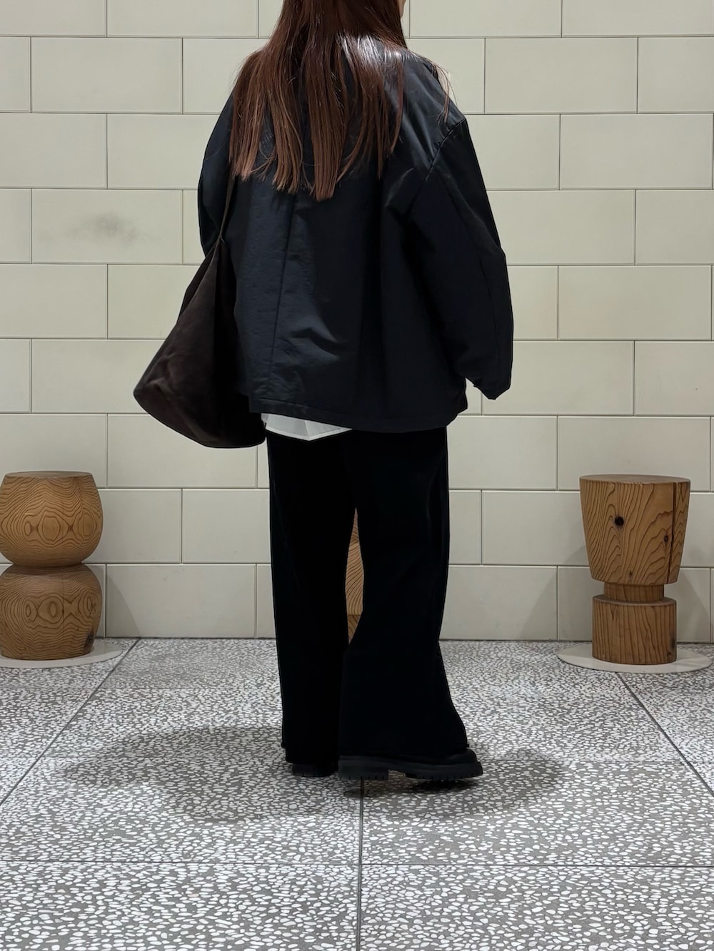 ホワイト系のシャツ/ブラウス、グレー系のカーディガン/ボレロ、ブラック系のその他パンツを着用したレディースの秋コーディネートの3枚目の写真