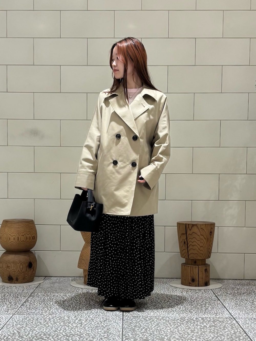 ホワイト系のタンクトップ、ピンク系のニット/セーター、ブラック系のスカートを着用したレディースの冬コーディネートの2枚目の写真