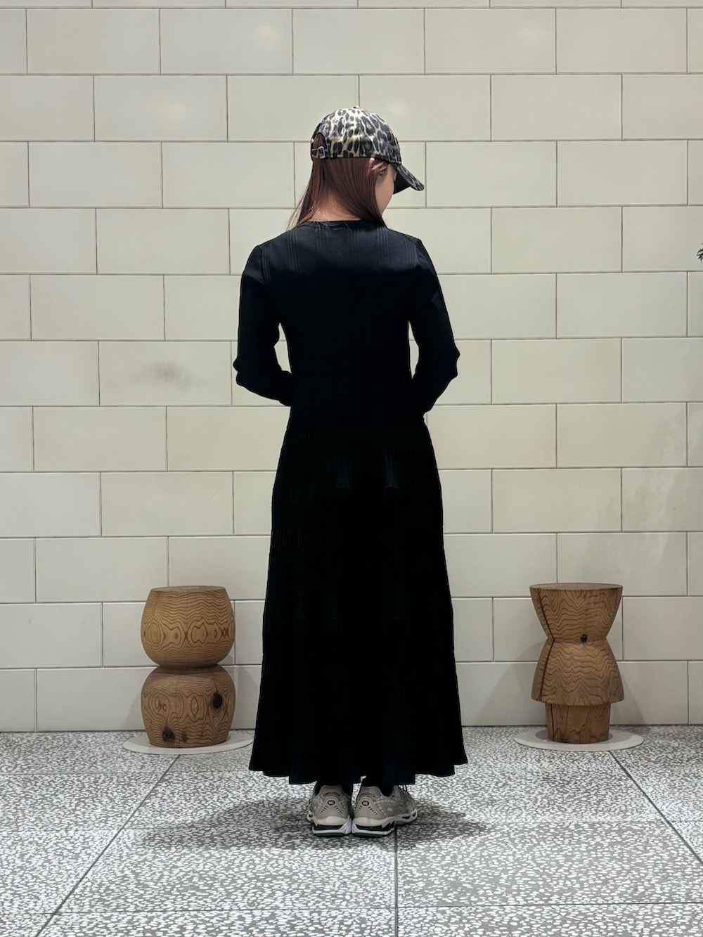 ブラック系のトートバッグ、ホワイト系のTシャツ/カットソー、ホワイト系のスニーカーを着用したレディースの春コーディネートの4枚目の写真