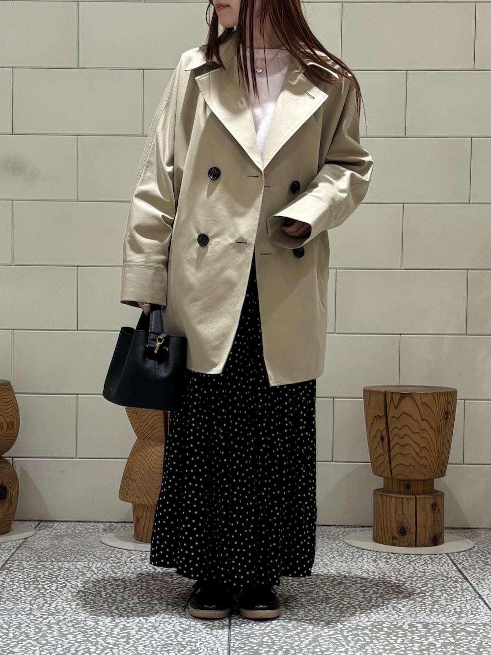 ホワイト系のタンクトップ、ピンク系のニット/セーター、ブラック系のスカートを着用したレディースの冬コーディネートの5枚目の写真