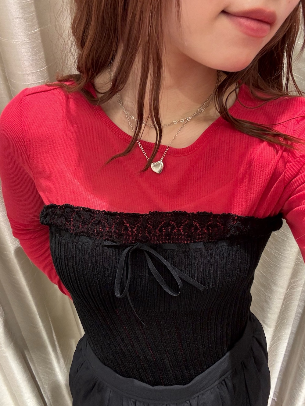 ブルー系のその他パンツ、ブラック系のハンドバッグを着用したレディースの春コーディネートの6枚目の写真