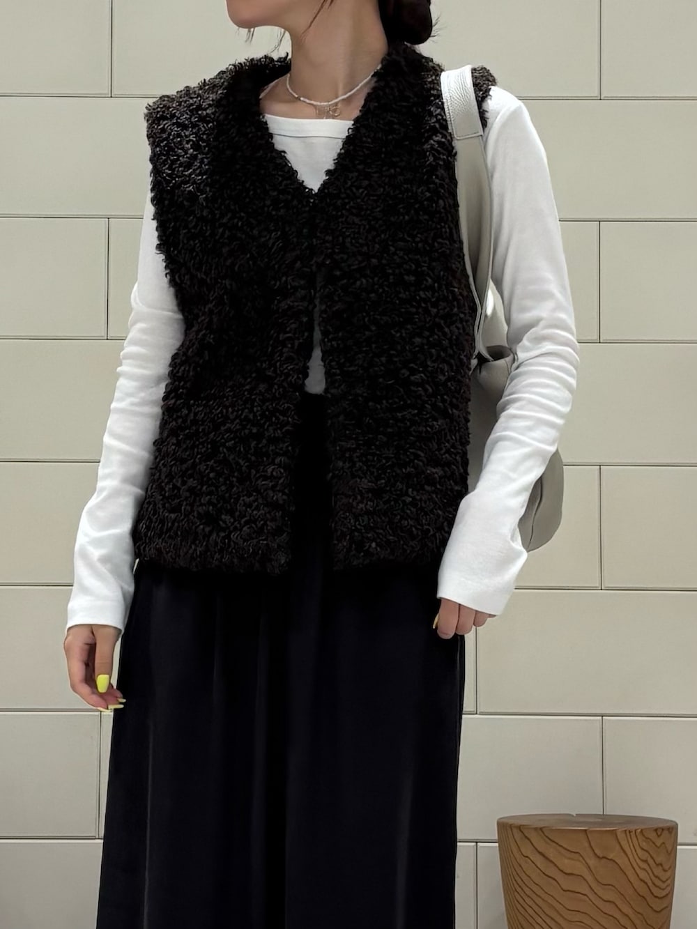 ホワイト系のTシャツ/カットソー、ブラウン系のベスト、ブラウン系のスカートを着用したレディースの夏コーディネートの3枚目の写真