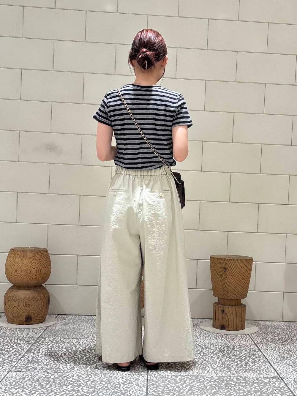 「柄物、旅行コーデ、帰省コーデ、きれいめ派のtシャツコーデ、ここでしか手に入らない別注アイテム、私が選ぶセールアイテム25ss」｜「LAOCOONTEのLAOCOONTE　ALUA Sofia（サンダル、ブラック系）」を使った、COCOAさん（レディース・155cm）の夏コーディネートの3枚目の写真