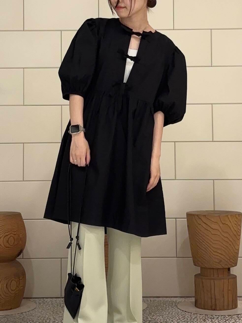 グリーン系のその他パンツ、ブラック系のワンピースを着用したレディースの夏コーディネートの3枚目の写真