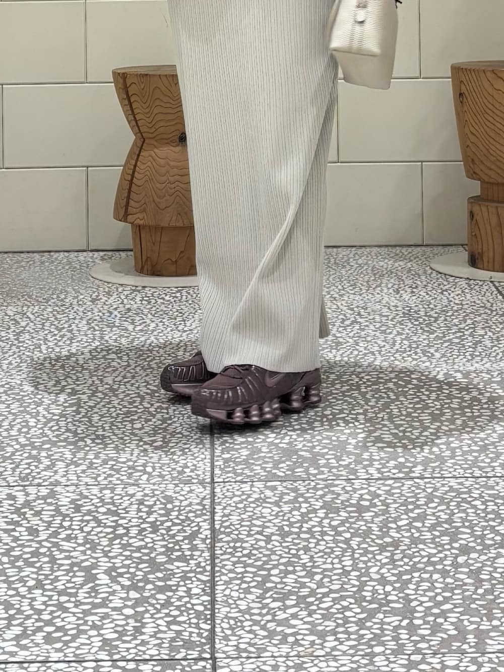 ベージュ系のスウェット、ブラウン系のダウンジャケット/コート、ベージュ系のスカートを着用したレディースの冬コーディネートの5枚目の写真