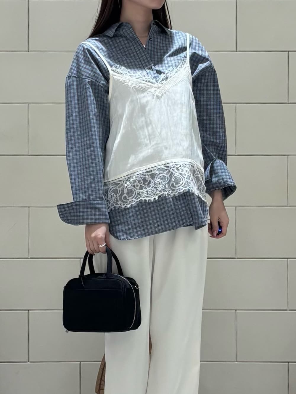 ホワイト系のその他パンツ、ホワイト系のキャミソール、ブラック系のボストンバッグを着用したレディースの冬コーディネートの3枚目の写真