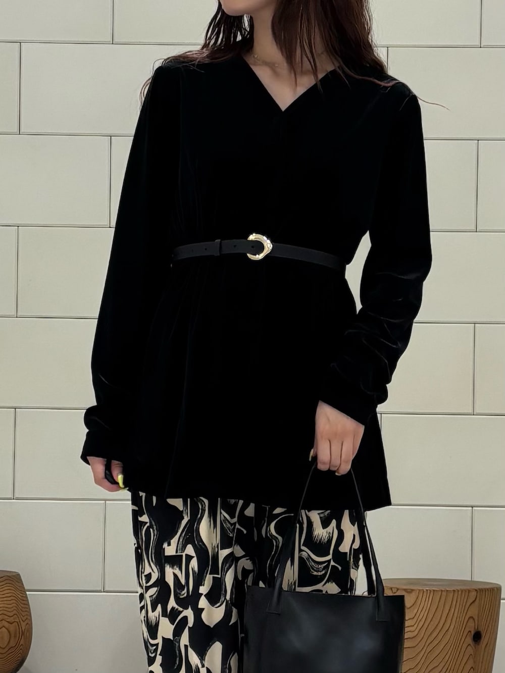 ブラック系のカーディガン/ボレロ、ブラック系のその他パンツ、ブラック系のハンドバッグを着用したレディースの秋コーディネートの3枚目の写真