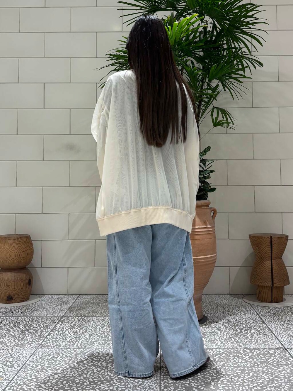 「デートコーデ、春アウター、newarrival、低身長おススメアウター、私のイチ推しブランド、暮らしを楽しむ、新作スニーカーコーデ、ベロア、おしゃれさんと繋がりたい、春服みてみて、アディダス、デニム、お洒落さんとつながりたい、今日のコーデ、大人可愛い」｜「URBAN RESEARCHのベロアボーダーシャーリングカットソー（Tシャツ/カットソー、ホワイト系）」を使った、COCOAさん（レディース・155cm）の冬コーディネートの3枚目の写真