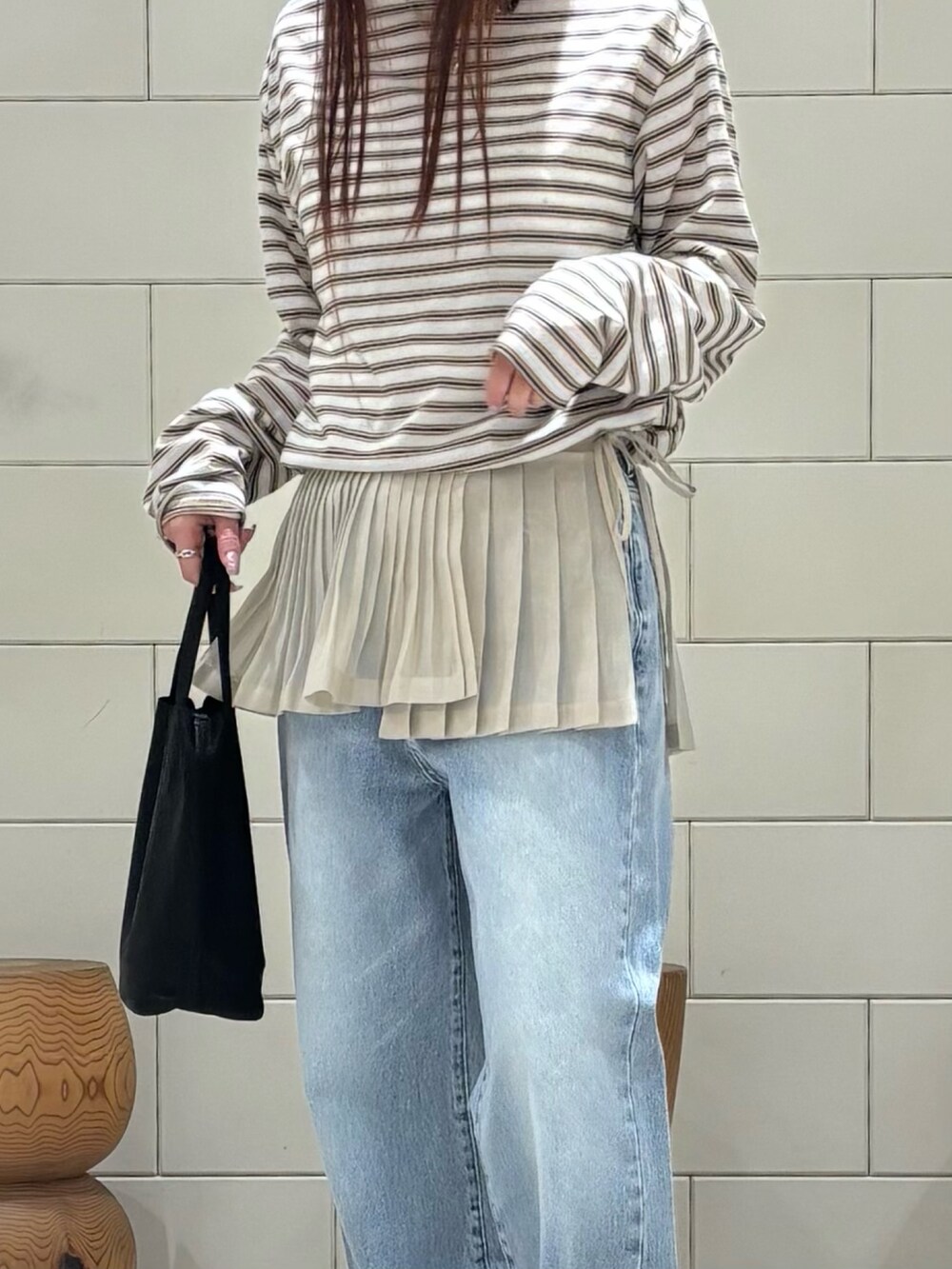 ブルー系のデニムパンツを着用したレディースの春コーディネートの4枚目の写真