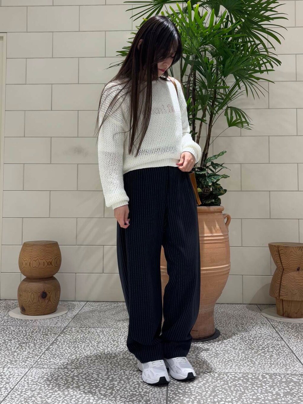 「newarrival、暮らしを楽しむ、新作スニーカーコーデ、メッシュニット、ロゴT、春コーデ、ラフコーデ、低身長女子、楽チンコーデ、スラックス、スニーカーコーデ、スニーカー、シンプル、シンプルコーデ、おしゃれさんと繋がりたい」|「URBAN RESEARCHのdecor『デコール』 Heartchain Necklace(ネックレス、シルバー系)」を使った、COCOAさん(レディース・155cm)の春コーディネートの2枚目の写真