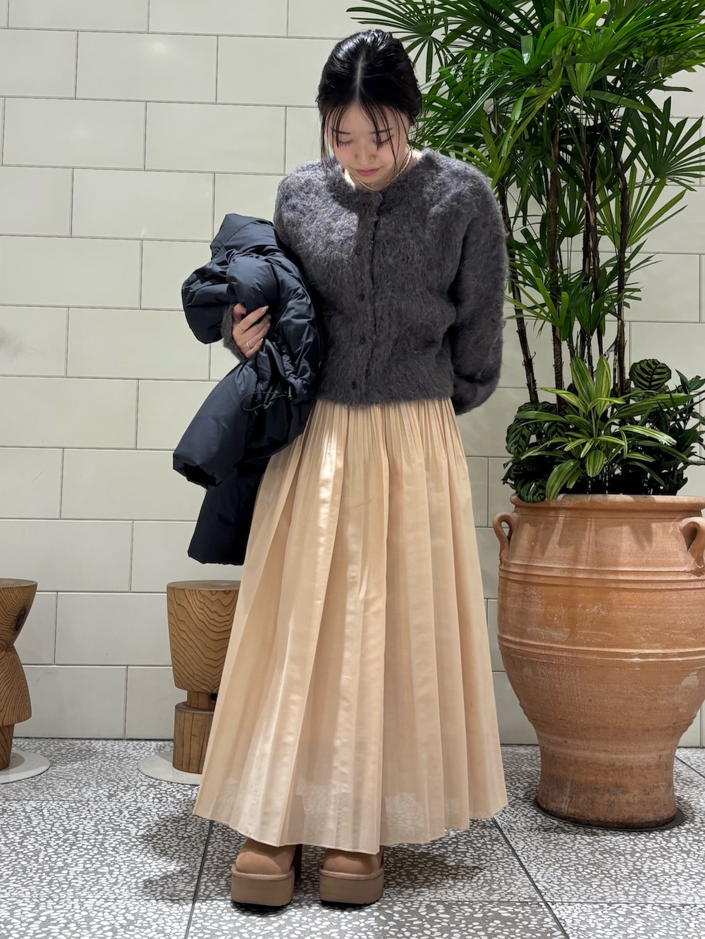 「プリーツスカート、プリーツ、冬コーデ、休日スタイル、大人かわいい、厚底シューズ、冬服、ニットカーディガン、シャギーニット、ブルべ夏、UGG、ダウンジャケット、ダウン、ダウンコーデ」｜「LAATOのmosamosa short cardigan（カーディガン/ボレロ、ブラウン系）」を使った、COCOAさん（レディース・155cm）の冬コーディネートの2枚目の写真