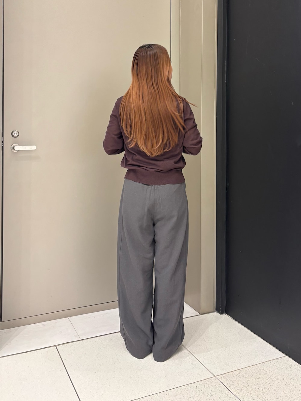 グレー系のその他パンツ、ブラウン系のカーディガン/ボレロを着用したレディースの秋コーディネートの2枚目の写真