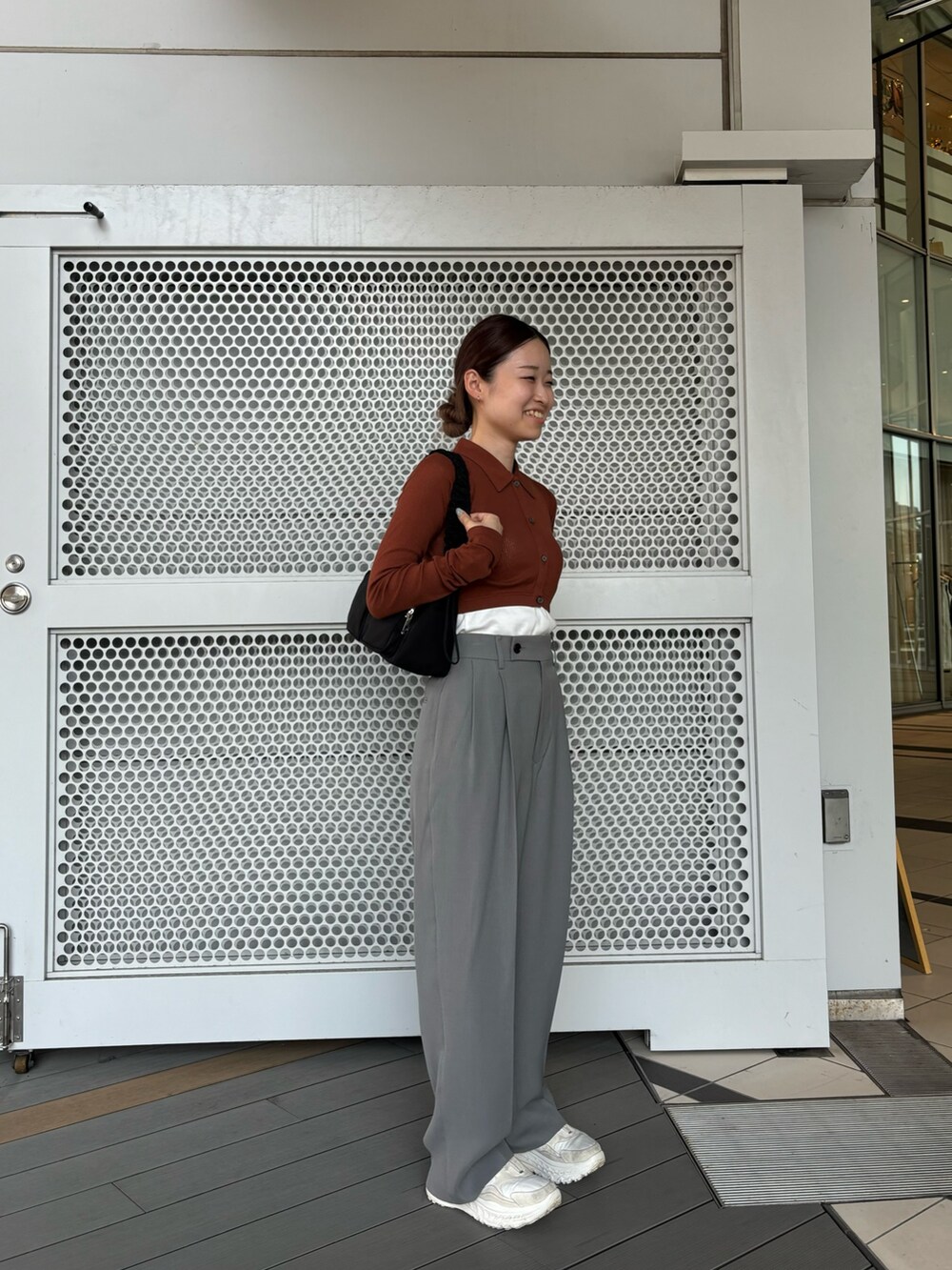 「先取り秋カラーコーデ、newarrival、秋服準備はじめました、休日スタイル、おしゃれさんと繋がりたい、低身長女子、大人可愛い、お洒落さんとつながりたい、パンツコーデ、センタープレス、秋のコーデ」｜「URBAN RESEARCHのNINETY PERCENT　BEAU CARDIGAN（カーディガン/ボレロ、ブラウン系）」を使った、COCOAさん（レディース・155cm）の夏コーディネートの3枚目の写真