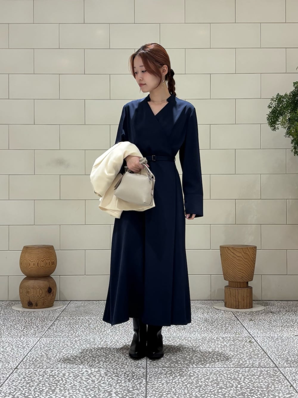 ブルー系のワンピース、ホワイト系のスーツジャケット、ホワイト系のショルダーバッグを着用したレディースの冬コーディネートの2枚目の写真