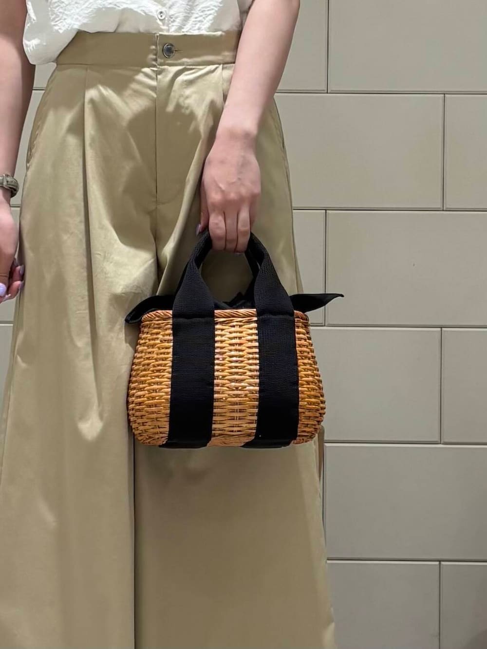 「オケージョン、オフィスカジュアル、私のイチ推しブランド、スタッフのこれ買いました、サマシェア、万能ブラウスコーデ、ノースリーブ、オトナ女子、おしゃれさんと繋がりたい、パンツスタイル、休日、いいね、save、フォローお願いします🤑、ベージュ、ootd、パフスリーブ」|「URBAN RESEARCH ROSSO WOMENのパフスリーブブラウス(シャツ/ブラウス、ホワイト系)」を使った、COCOAさん(レディース・155cm)の夏コーディネートの4枚目の写真