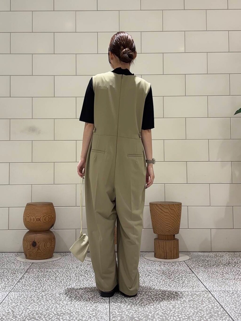 ベージュ系のサロペット/オーバーオール、ブラック系のTシャツ/カットソーを着用したレディースの夏コーディネートの2枚目の写真