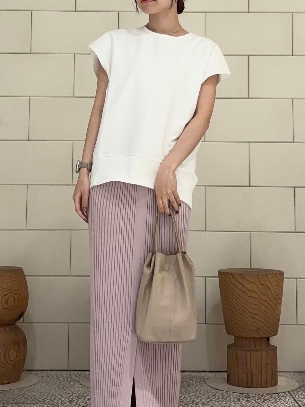 ホワイト系のスウェット、ピンク系のスカートを着用したレディースの夏コーディネートの3枚目の写真