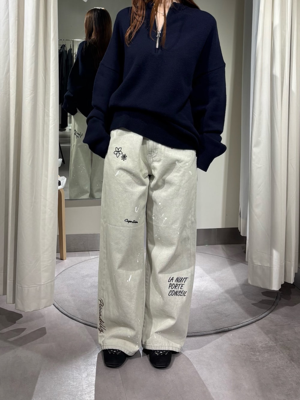 ブルー系のニット/セーター、グレー系のデニムパンツを着用したレディースの夏コーディネートの2枚目の写真