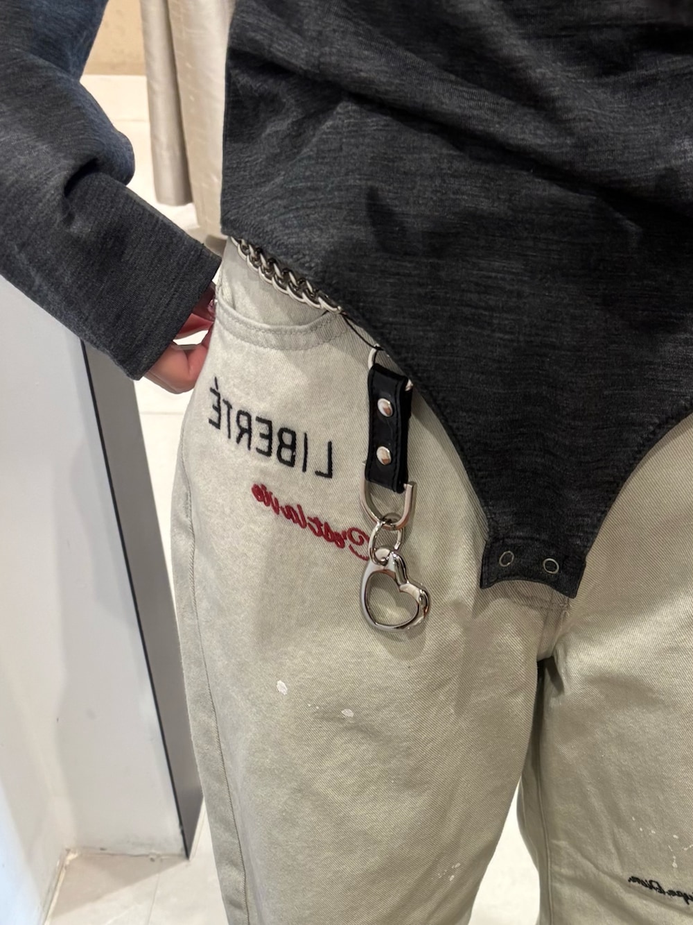 ピンク系のカバーオール、シルバー系のトートバッグ、グレー系のデニムパンツを着用したレディースの冬コーディネートの5枚目の写真