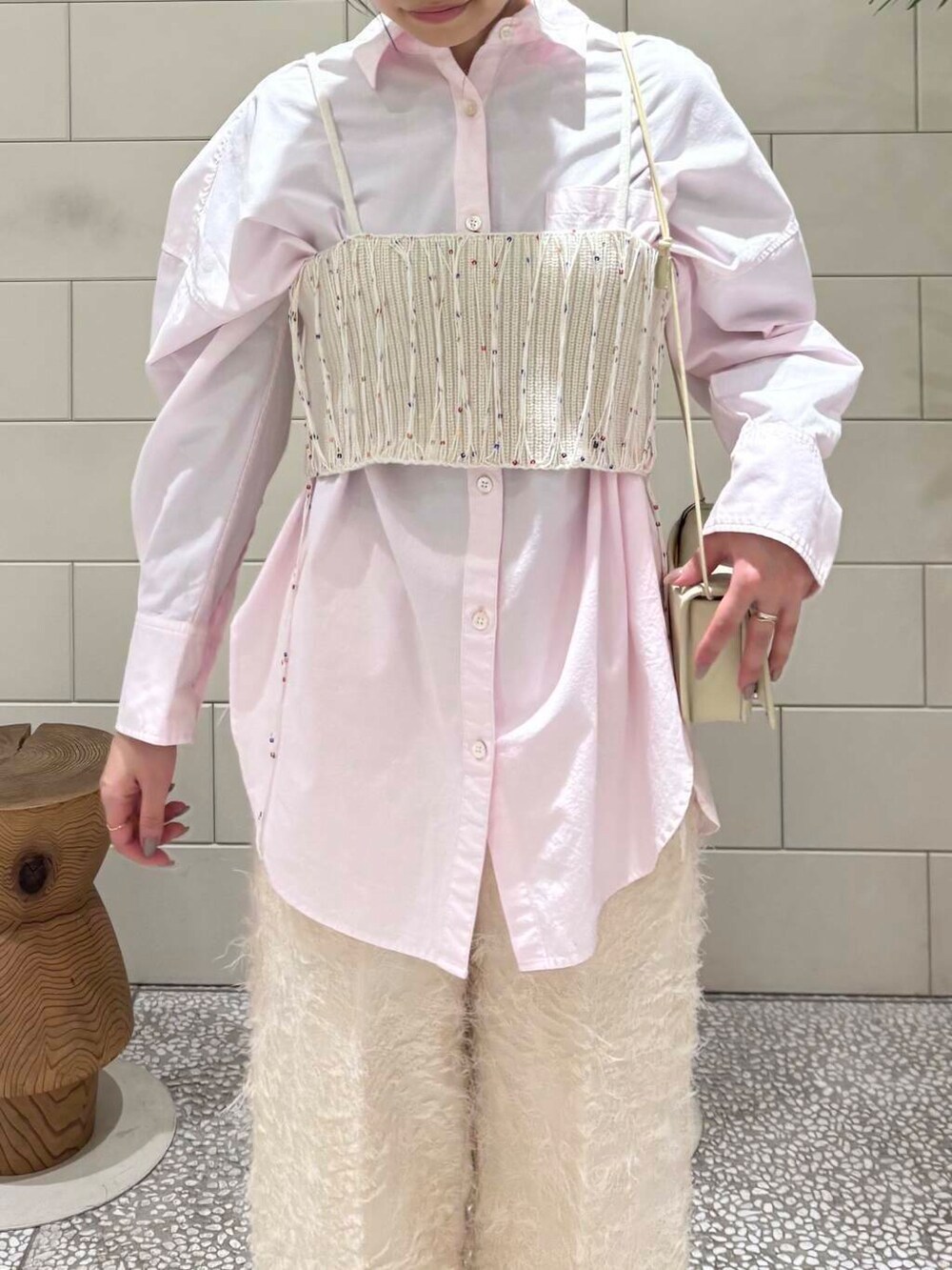 ホワイト系のショルダーバッグ、ホワイト系のその他パンツ、ピンク系のシャツ/ブラウスを着用したレディースの冬コーディネートの6枚目の写真