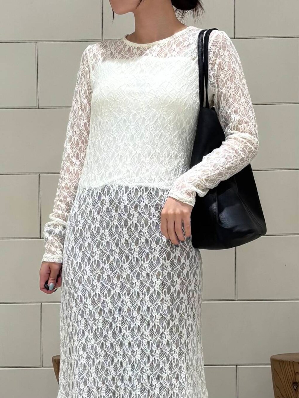 ブラウン系のその他パンツ、ゴールド系のサンダル、ホワイト系のワンピースを着用したレディースの夏コーディネートの2枚目の写真