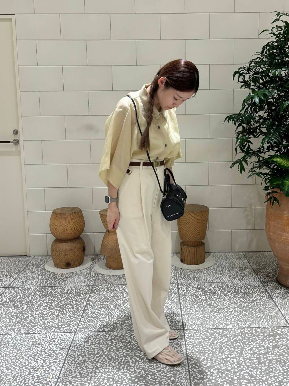 ホワイト系のその他シューズ、ベージュ系のシャツ/ブラウス、ベージュ系のその他パンツを着用したレディースの夏コーディネートの2枚目の写真