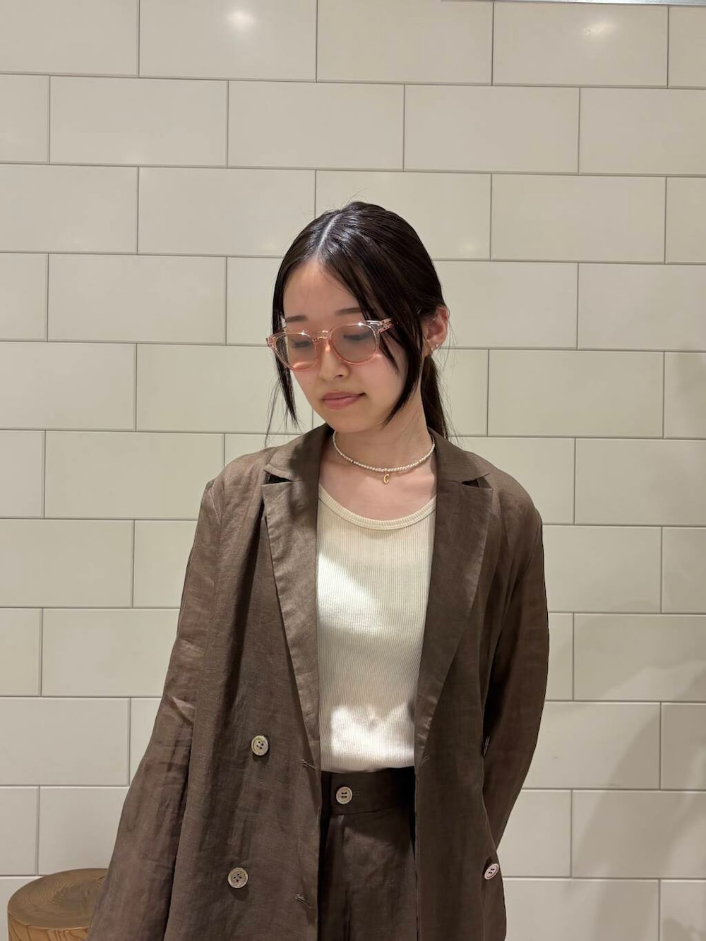 「雨の日コーデ、休日スタイル、フェスコーデ、旅行コーデ、母の日ギフト、ここでしか手に入らない別注アイテム、初夏のお出掛けコーデ、テーマパークコーデ、外遊びコーデ、暮らしを楽しむ、セットアップ、シアー、低身長女子、ブラウン、ハーフパンツ」|「Jugaad14の『別注』jugaad 14×URBAN RESEARCH OCEAN(メガネ、ピンク系)」を使った、COCOAさん(レディース・155cm)の春コーディネートの5枚目の写真