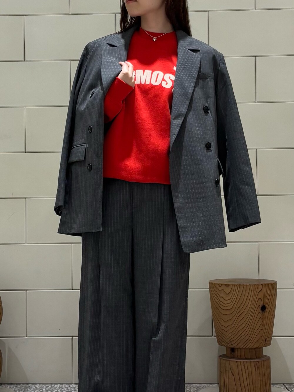 グレー系のその他アウター、グレー系のその他パンツ、レッド系のスウェットを着用したレディースの秋コーディネートの2枚目の写真