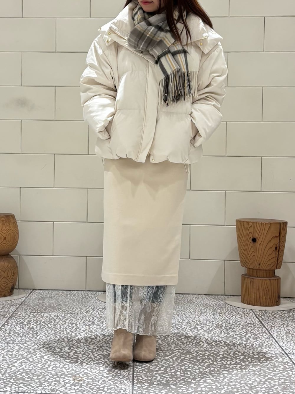 ホワイト系のダウンジャケット/コート、ホワイト系のカーディガン/ボレロ、ホワイト系のスカートを着用したレディースの秋コーディネートの6枚目の写真