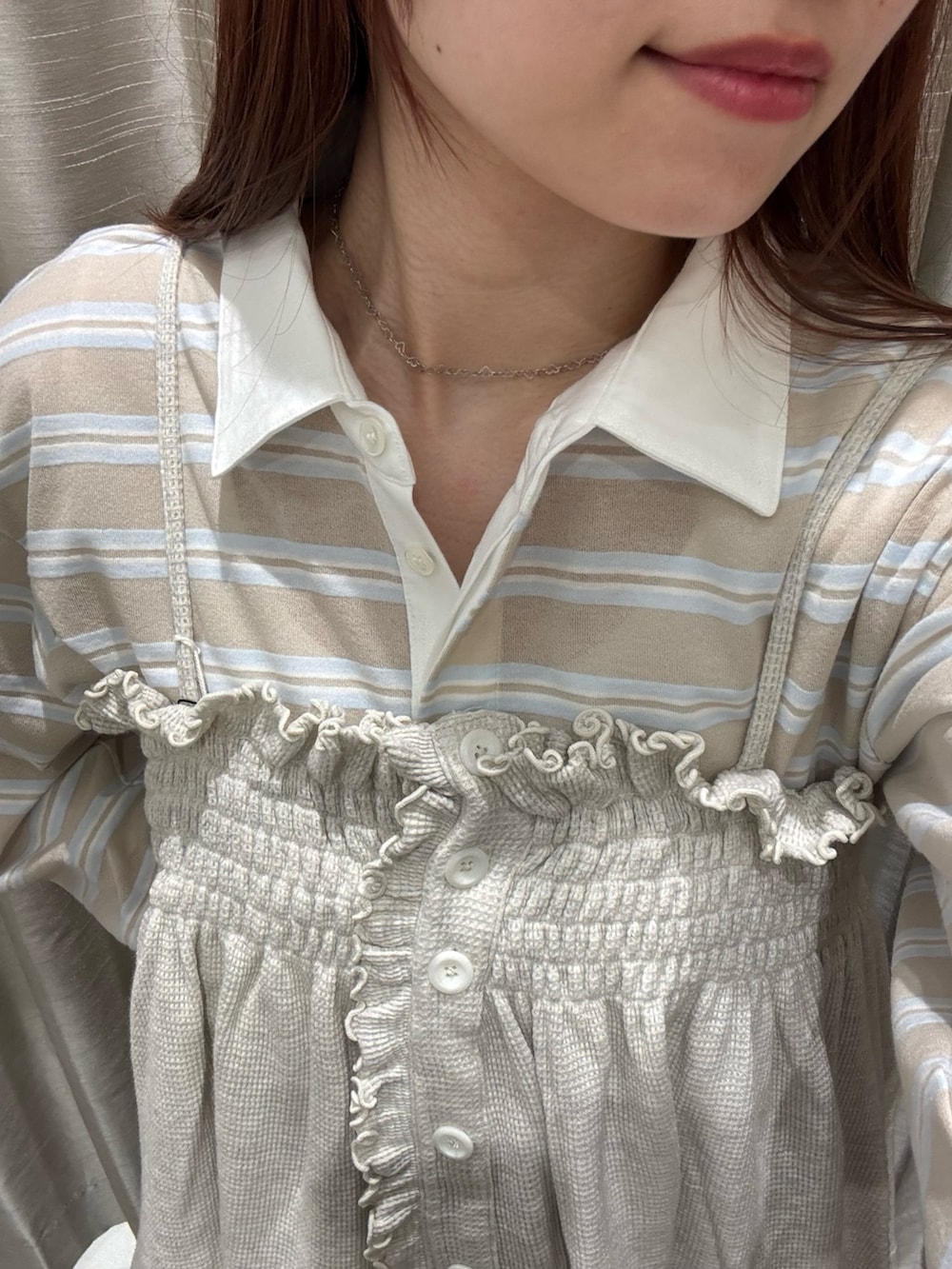 ベージュ系のシャツ/ブラウス、ブルー系のデニムパンツ、ブラック系のショルダーバッグを着用したレディースの春コーディネートの5枚目の写真