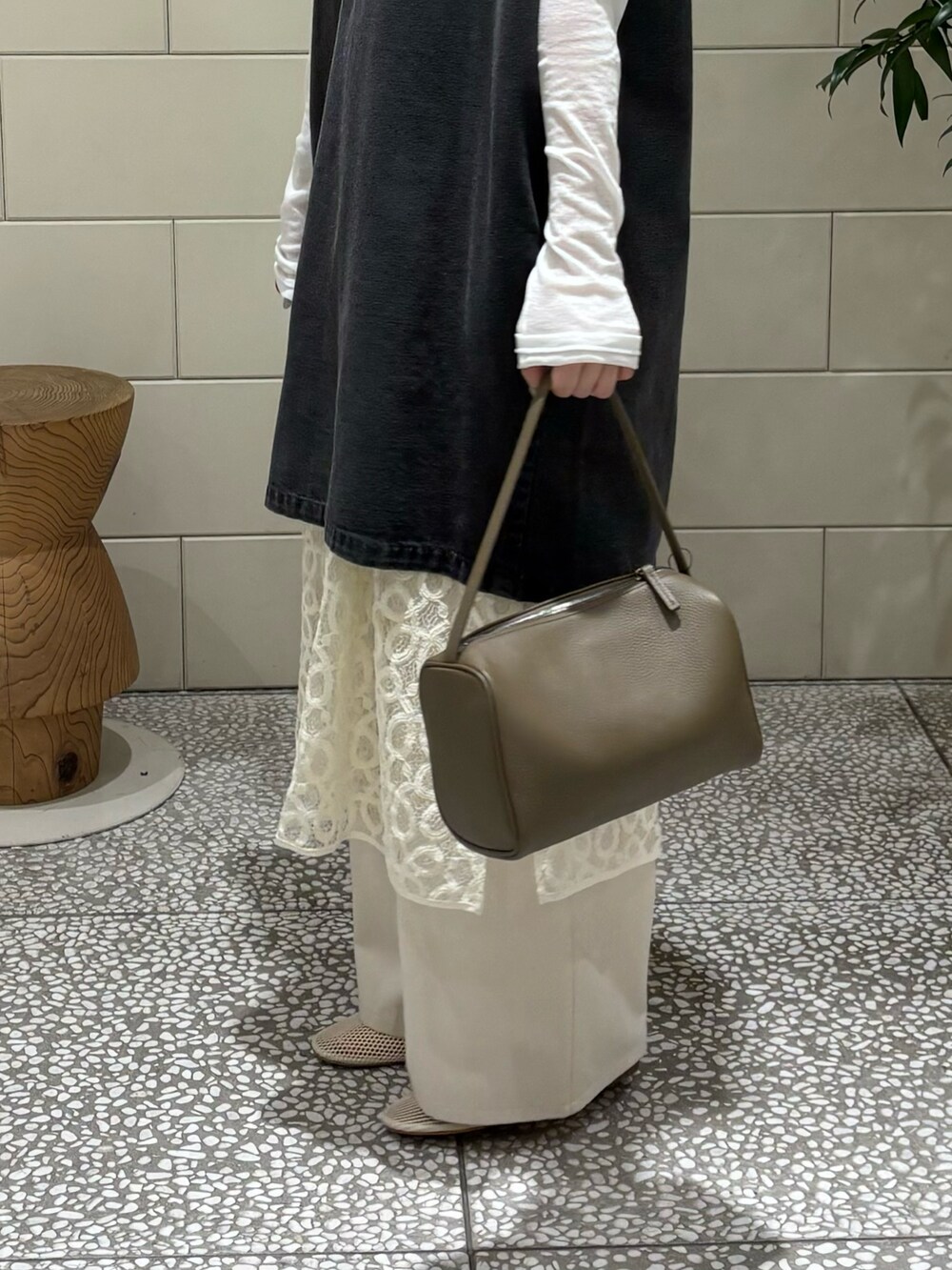 ホワイト系のTシャツ/カットソー、ブラック系のベスト、ベージュ系のハンドバッグを着用したレディースの夏コーディネートの4枚目の写真