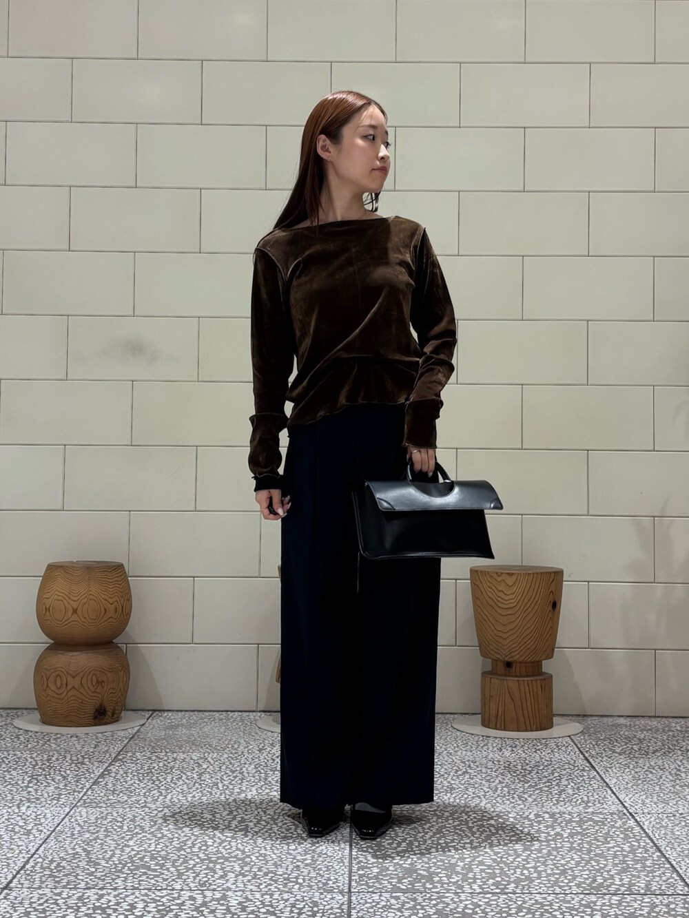 ブルー系のその他パンツ、ブラック系のハンドバッグを着用したレディースの秋コーディネートの2枚目の写真