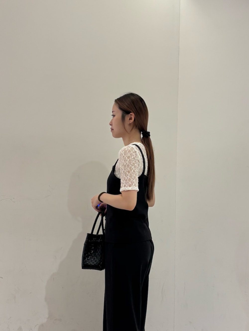 ホワイト系のTシャツ/カットソー、ブラック系のその他パンツ、ブラック系のキャミソールを着用したレディースの夏コーディネートの3枚目の写真