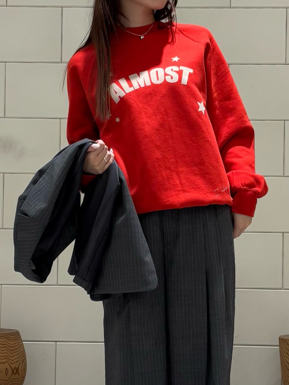 グレー系のその他アウター、グレー系のその他パンツ、レッド系のスウェットを着用したレディースの秋コーディネートの4枚目の写真