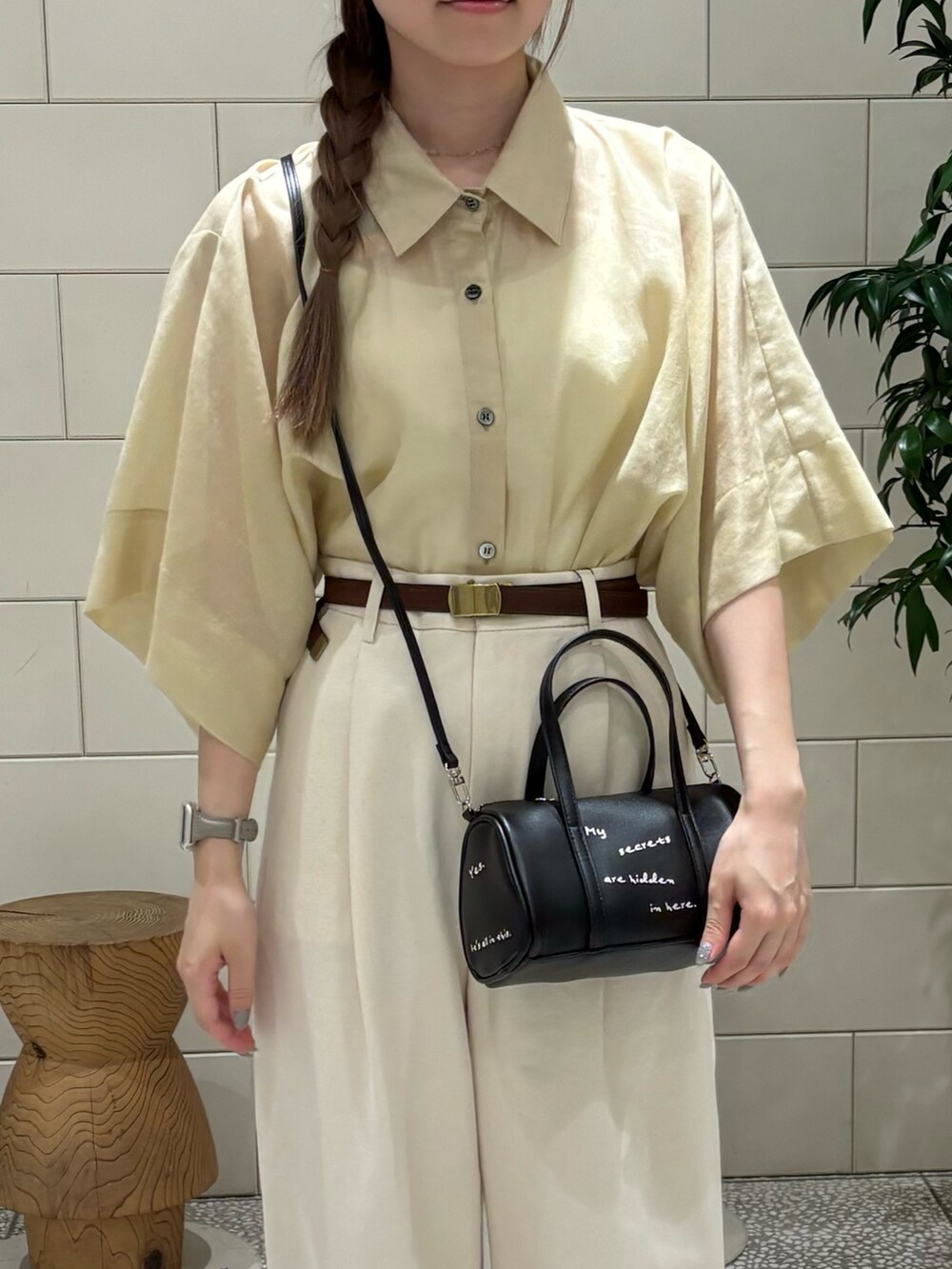 「お出かけコーデ、カジュアルスタイル、パンツスタイル、シンプルコーデ、淡色コーデ」|「URBAN RESEARCHのチノワイドパンツ(チノパンツ、ベージュ系)」を使った、COCOAさん(レディース・155cm)の夏コーディネートの5枚目の写真