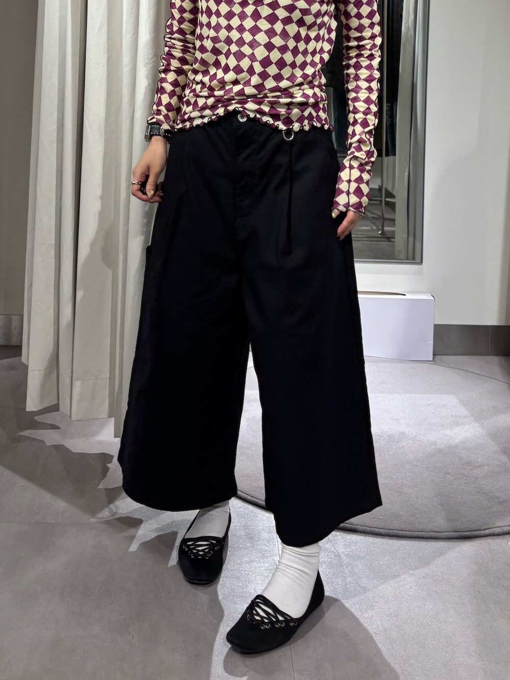 ブラック系のその他パンツ、パープル系のTシャツ/カットソーを着用したレディースの夏コーディネートの4枚目の写真