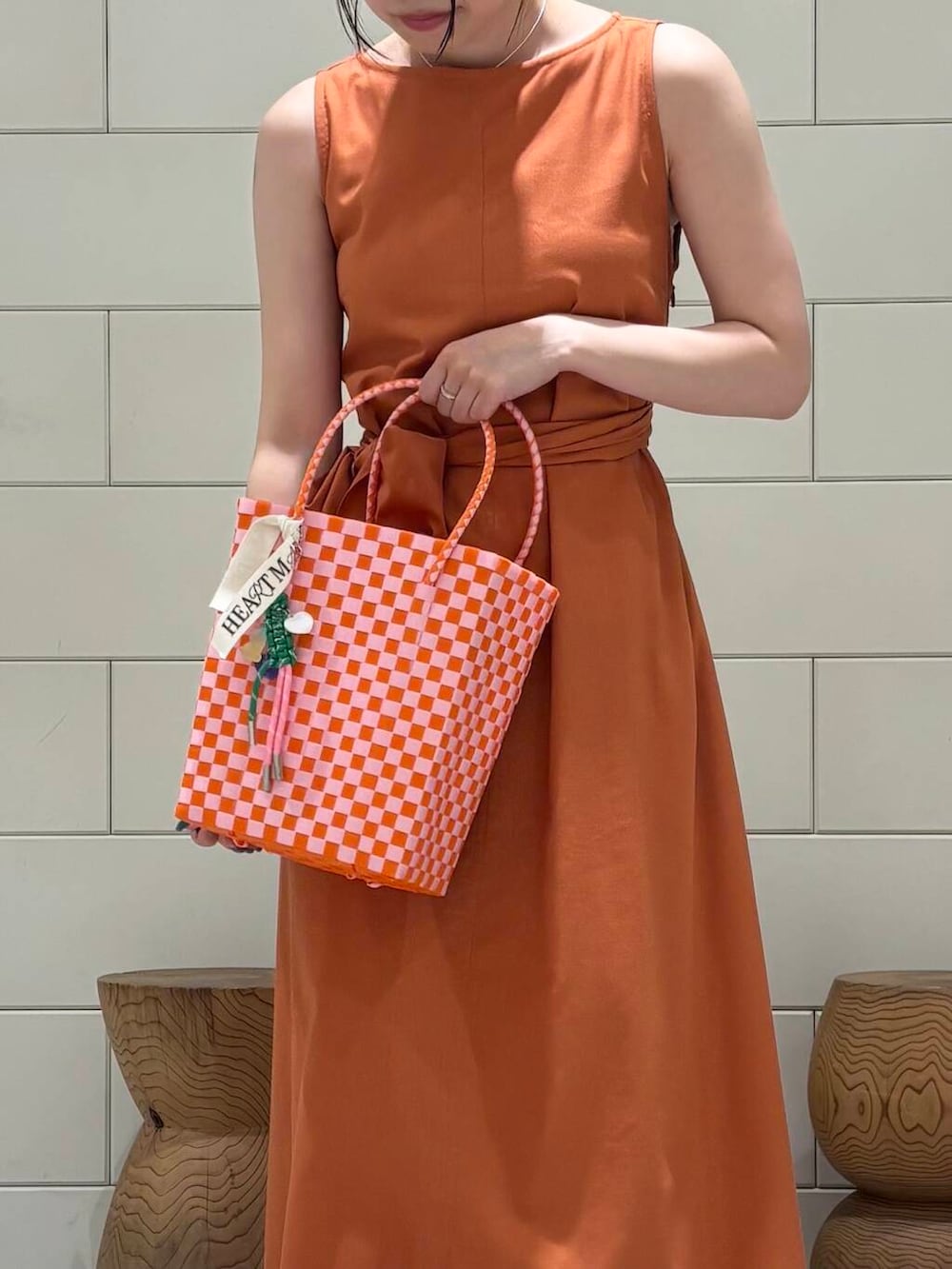 「オケージョン、私のイチ推しブランド、夏カラーコーデ、ワンピース×低身長、サマシェア、ワンピース、ノースリーブ、おでかけコーデ、150cm台コーデ、おしゃれさんと繋がりたい、休日、おとなかわいい、低身長女子、ロングワンピース、いいね、save、フォローお願いします🤑」｜「URBAN RESEARCH ROSSO WOMENのリネン混リボンドレス（ワンピース、オレンジ系）」を使った、COCOAさん（レディース・155cm）の夏コーディネートの5枚目の写真