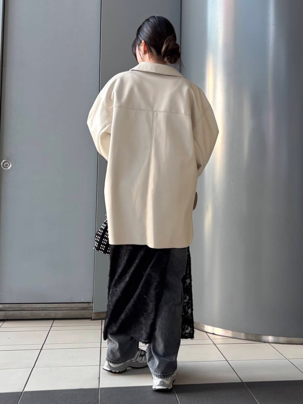 「デートコーデ、春アウター、newarrival、低身長おススメアウター、暮らしを楽しむ、春色ニットコーデ、レイヤードスタイル、春色、春服コーデ、パンツコーデ、デニムコーデ、春カラー、低身長女子、春、おしゃれさんと繋がりたい」|「URBAN RESEARCHのストレートフィットデニムパンツ(デニムパンツ、ブラック系)」を使った、COCOAさん(レディース・155cm)の冬コーディネートの2枚目の写真