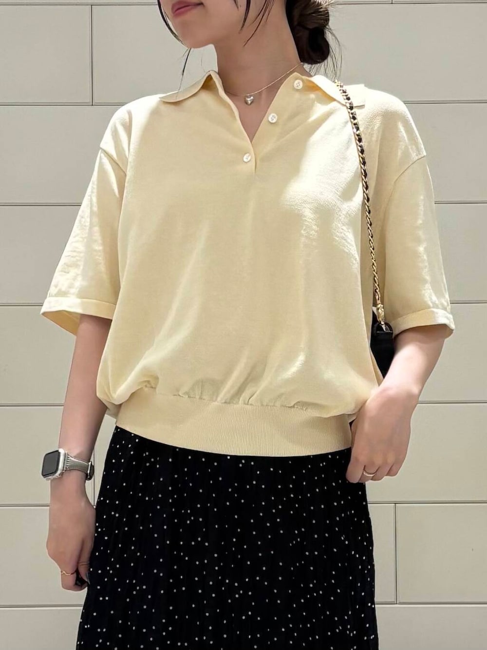「オフィスカジュアル、柄物、旅行コーデ、帰省コーデ、ここでしか手に入らない別注アイテム、夏の快適通勤コーデ、私が選ぶセールアイテム25ss、ドット、ドット柄、ドットスカート、オトナ女子、おでかけコーデ、ポロシャツ、お洒落さんとつながりたい、休日」|「URBAN RESEARCH ROSSO WOMENのドットプリーツイージースカート(スカート、ブラック系)」を使った、COCOAさん(レディース・155cm)の夏コーディネートの2枚目の写真